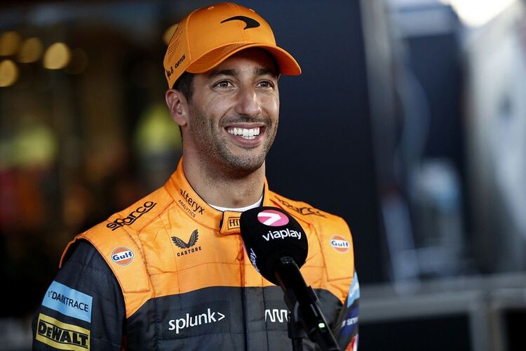 แดนเป็นผู้ชายดารา F1 Daniel Ricciardo ผ่านการแข่งขันสำหรับ McLaren ในการเปิดฤดูกาลบาห์เรนกรังปรีซ์หลังจากการต่อสู้ของ Covid